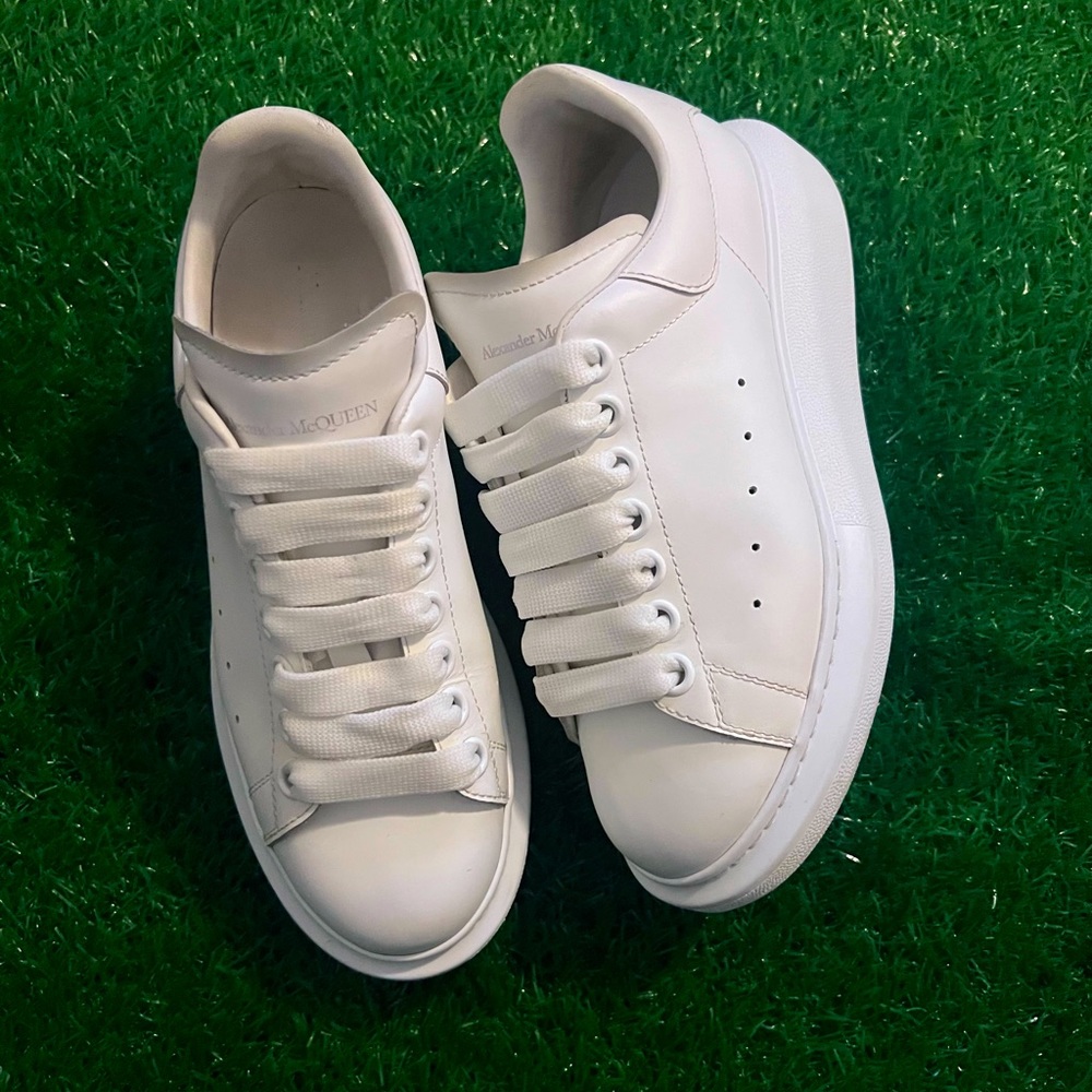 Alexander McQueen Size 36 which is a size 6